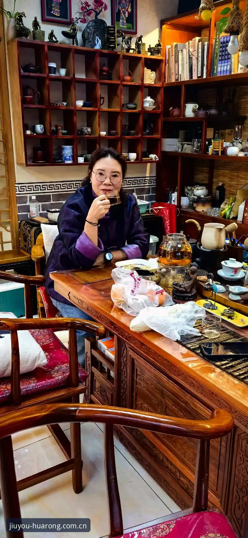上月，我在茶馆偶遇一位做电商的老陈。他掏出手机，屏幕上卡着一个体育App的加载页面，眉头拧成了川字：“我这号注册了三天，验证短信就是收不到，客服电话打过去，全是机器人在绕圈子。”我瞥了一眼他的手机——右上角赫然挂着老版本“九游”的图标。我告诉他，2024年九月，九游中国CN官网登录系统已经彻底换了筋骨，注册流程压缩到了三步以内，账户激活从平均47秒缩短到9秒。他愣了两秒，半信半疑地点开了我推给他的链接。